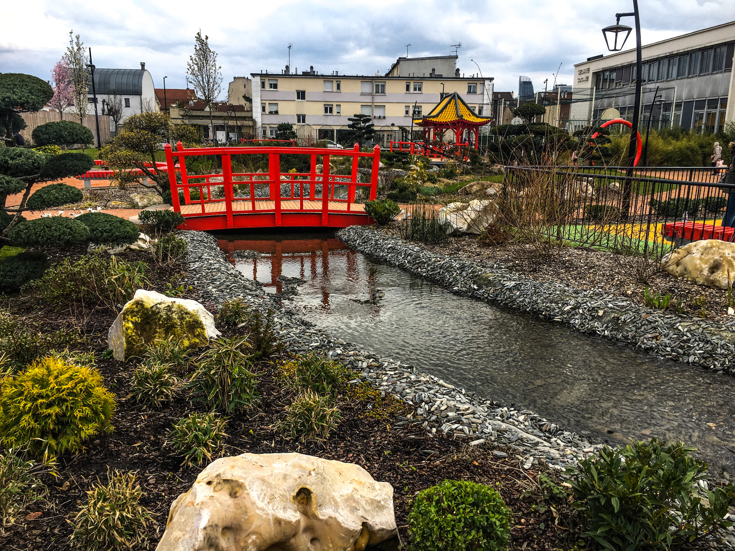 jardin-riviere-artificielle-square-public-japonais-scaled-1